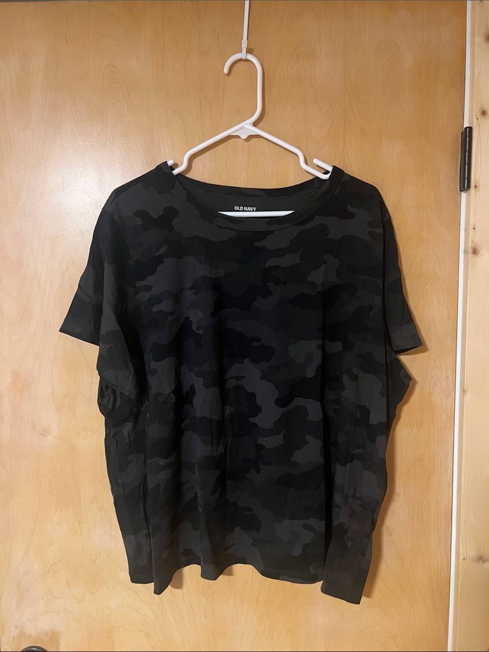 Old Navy Women’s Black and Dark Gray Camo Short-Sleeve Crew box T-Shirt
